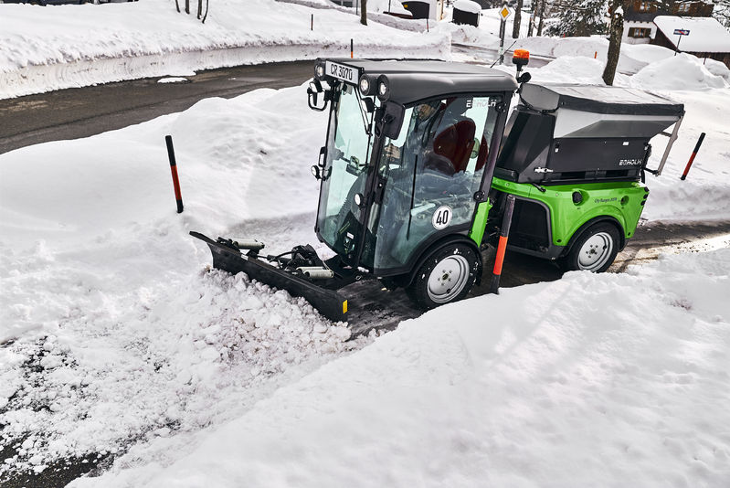 City Ranger 3070 - radlica rovná a agregát na posyp