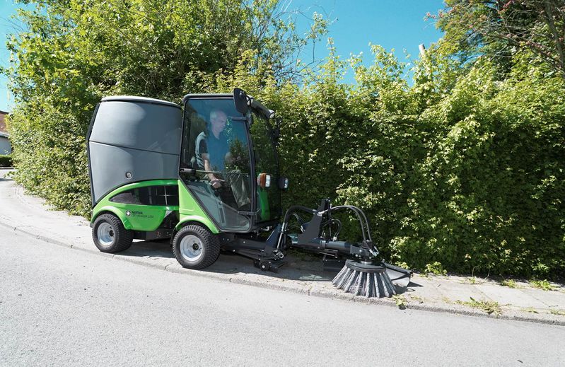 City Ranger 2260 - čistenie chodníka od trávnatého porastu pomocou tvrdej kefy