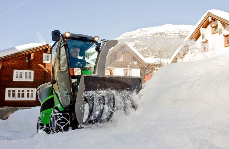 City Ranger 2260 so snežnou frézou s výkonom údržby 16 140 m2/h