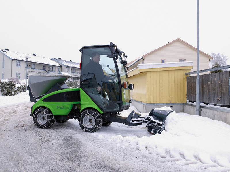 City Ranger 2260 s agregátom posypu a radlicou typu s výkonom údržby 28 000 m2/h