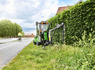 Komunálny stroj Egholm City Ranger 2260 s plotostrihom