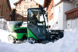 City Ranger 2260 s vyhrievanou kabínou, so snežným pluhom a agregátom posypu