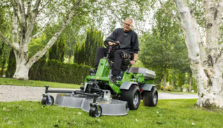 Park Ranger 2150 bez kabíny s rotačnou kosačkou a zásobníkom v zadnej časti